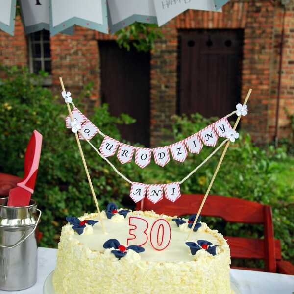 Tort urodzinowy i przyjęcie w ogrodzie