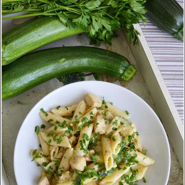 PENNE Z KURCZAKIEM, CUKINIĄ I NATKĄ PIETRUSZKI