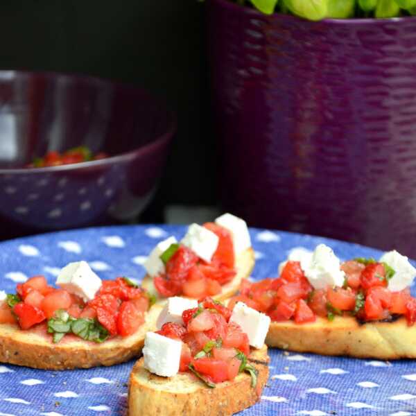 Bruschetta z pomidorami, truskawkami, bazylią i fetą 