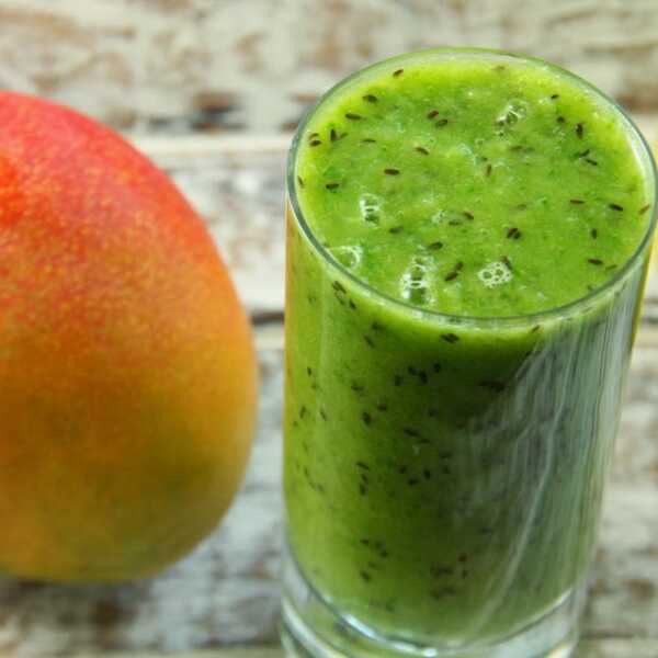 Zielony koktajl z pomelo i mango