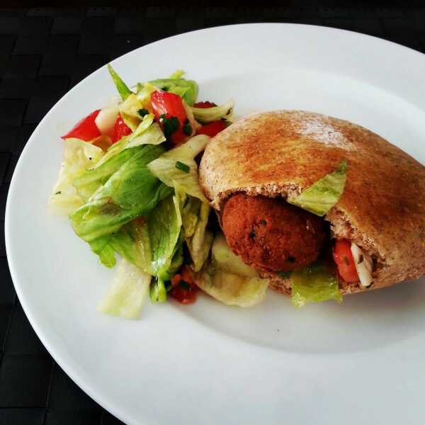 Falafel w picie pełnoziarnistej z hummusem i sałatką tabbouleh