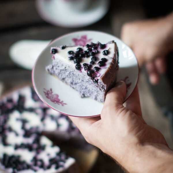 Sernik jagodowy z białą czekoladą (Blueberry cheesecake with white chocolate). 