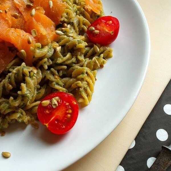 Pełnoziarnisty makaron z koperkowym pesto i wędzonym łososiem