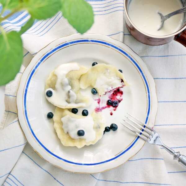 Pierogi z jagodami polane śmietaną - smak dzieciństwa