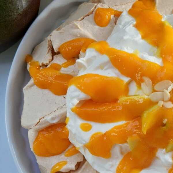 Tort Pavlova z musem z mango