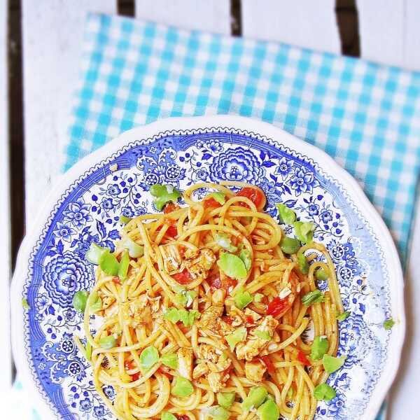 Spaghetti w pomidorach z pieczonym kurczakiem i bobem