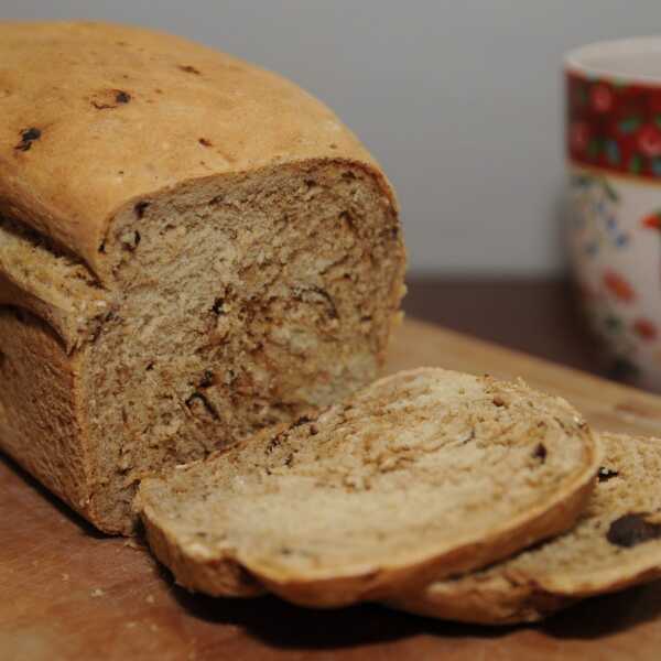 Chleb pszenno-żytni z suszonymi śliwkami