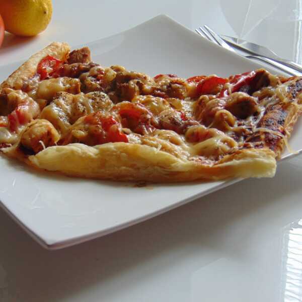 À la pizza z na cieście francuskim z kurczakiem