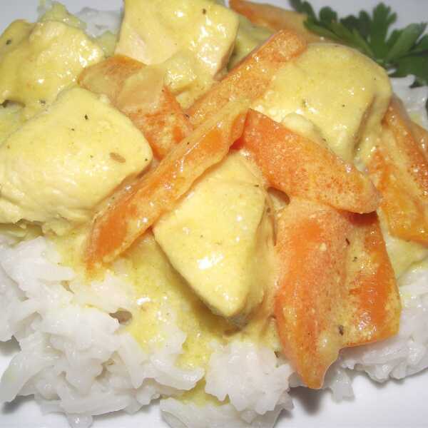 Piersi kurczaka w sosie kokosowo-curry z ryżem basmati