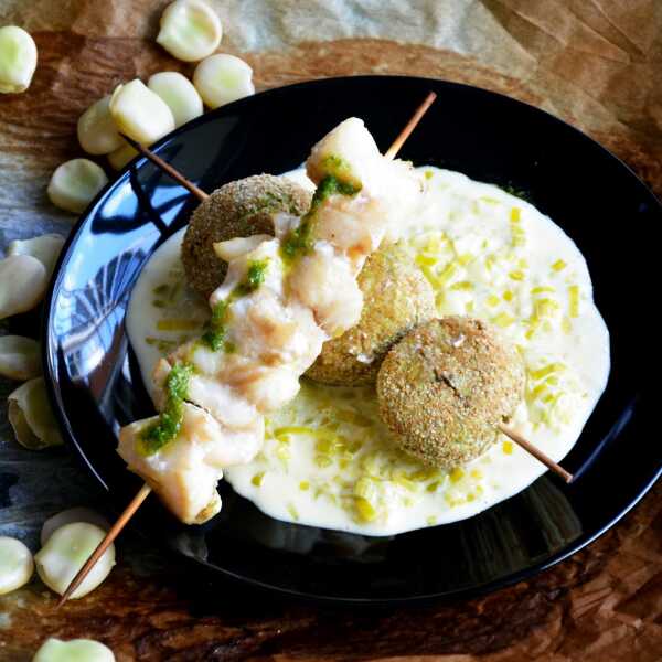 Szaszłyki z dorsza i pieczone falafele z bobu, na sosie z porów. BLW