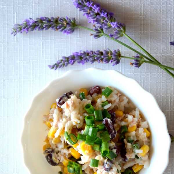Sałatka z brązowym ryżem, tuńczykiem i warzywami