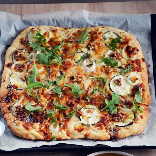 Pizza bianca z gorgonzloą i miodem