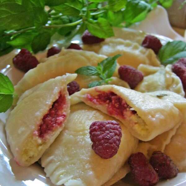 Pierogi z twarogiem, kaszą manną i malinami