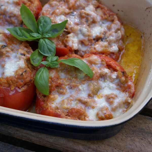 Pomidory nadziewane mięsem mielonym i zapiekane