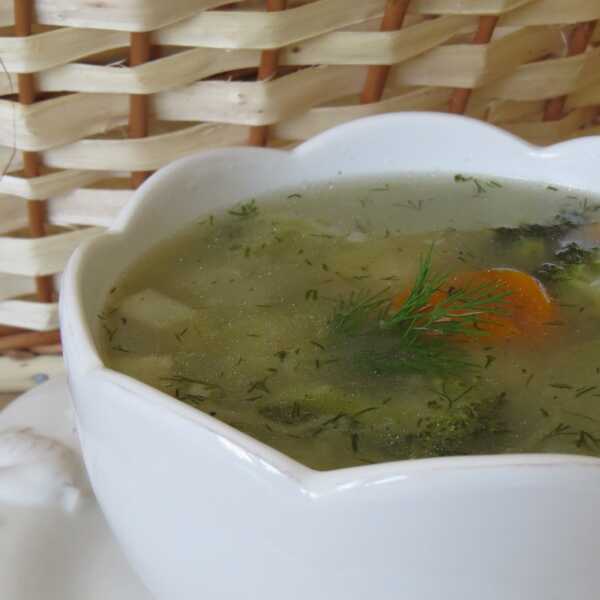 Zupa jarzynowa z brokułami i kapustą