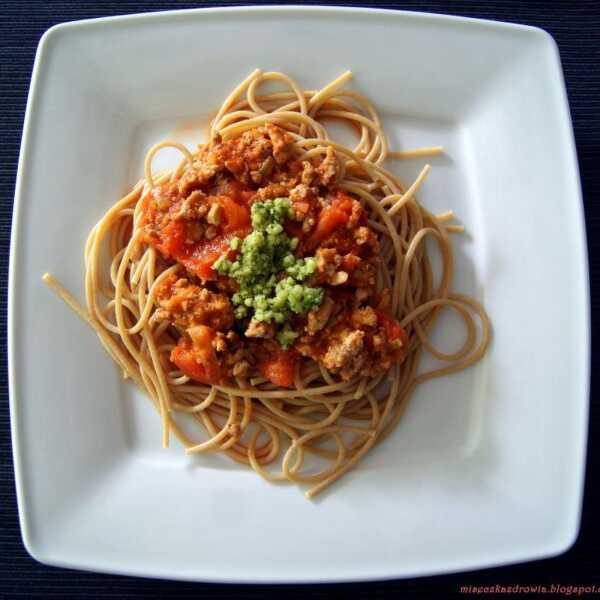 Pomidorowe spaghetti z mięsem i pesto bazyliowo-miętowym