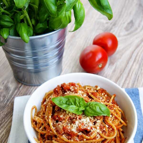 Błyskawiczne spaghetti z sosem pomodorowym