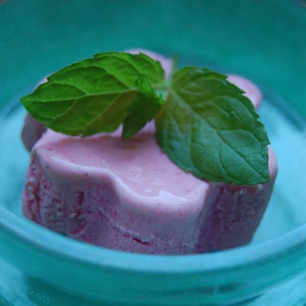 Orzeźwiające lody jogurtowe malinowo-miętowe