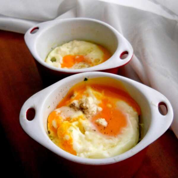 Jajka w kokilkach ze szpinakiem i serem feta