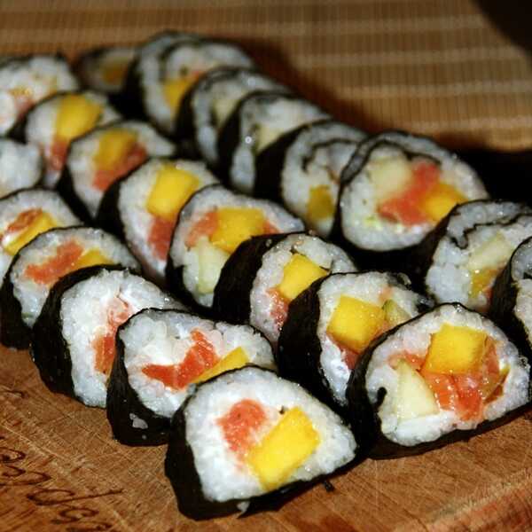 Sushi z łososiem i mango