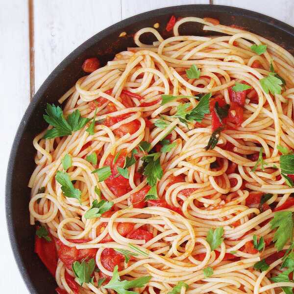 Spaghetti w pomidorach z czosnkiem i natką