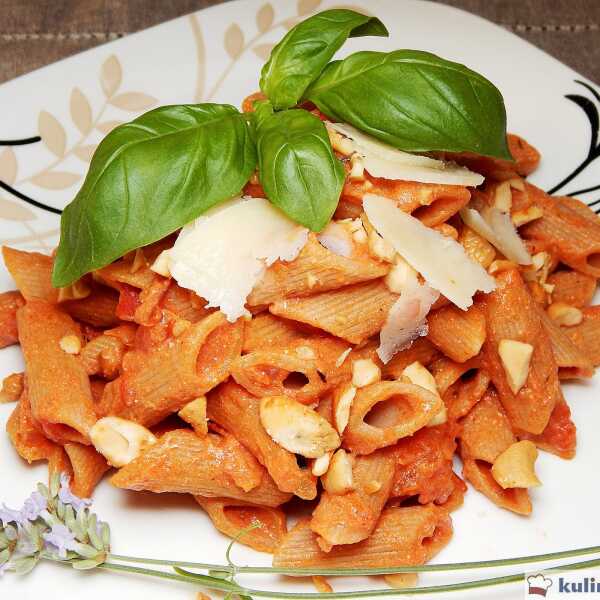 Penne razowe w sosie pomidorowym z serem ricotta i orzechami nerkowca