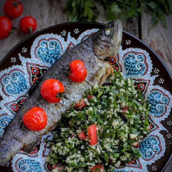 Pstrąg z tabbouleh i grillowanymi pomidorkami 