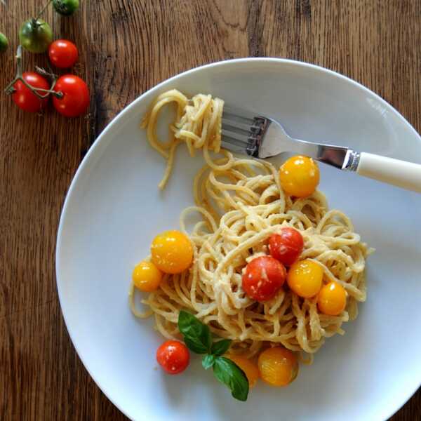 Obiady czwartkowe #10: Spaghetti z hummusem i pomidorkami koktajlowymi