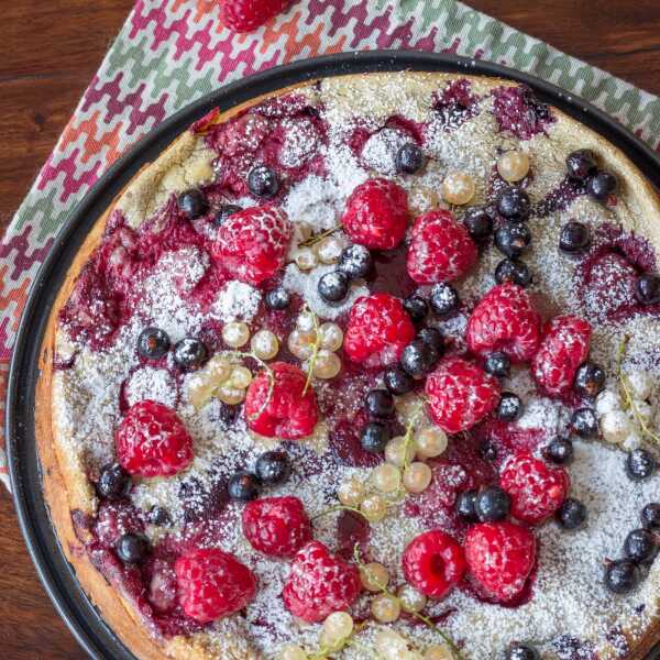 Dutch baby z bitą śmietaną i sezonowymi owocami