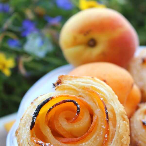 Morelowe różyczki – zakręcone ciasto francuskie i morele