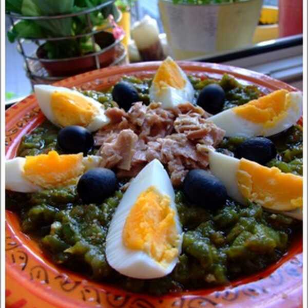 Tunezyjska salata meshwia, czyli sałatka przepełniona zapachem grilla i słońca