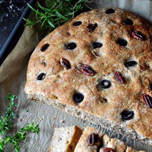 Focaccia z orzechami pekan, rozmarynem i oliwkami