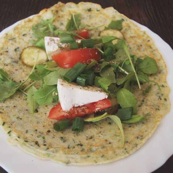 Szpinakowe naleśniki z sałatą, pomidorem, ogórkiem, szczypiorem i serem pleśniowym