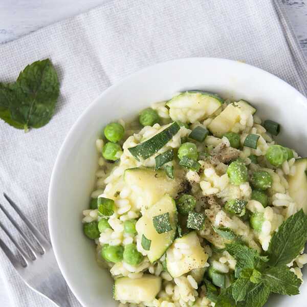 MIĘTOWO-LIMONKOWE RISOTTO Z AWOKADO, CUKINIĄ I GROSZKIEM