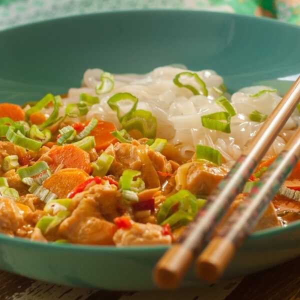 Curry z łososiem i makaronem ryżowym