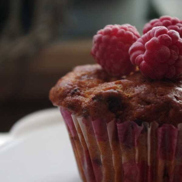 Muffinki z malinami i czekoladą