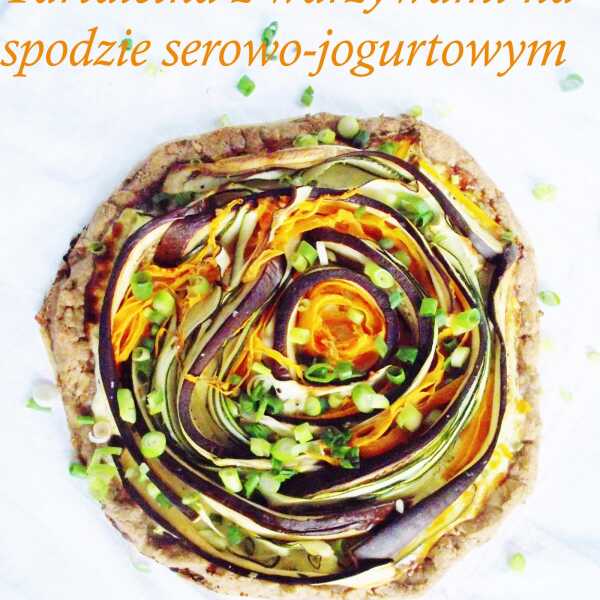 Tartaletka z warzywami na spodzie serowo-jogurtowym