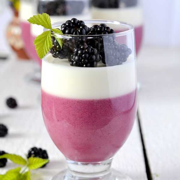 Panna cotta jeżynowo-kokosowa