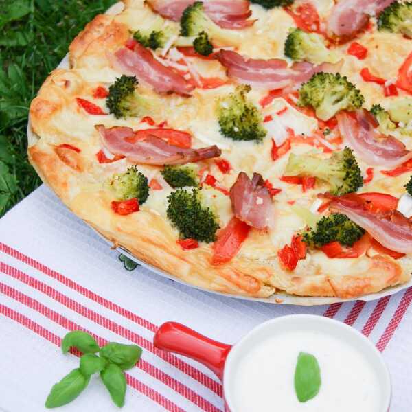 Pizza na cieście francuskim z boczkiem i brokułem