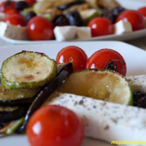 Grillowane warzywa z serem i oliwkami