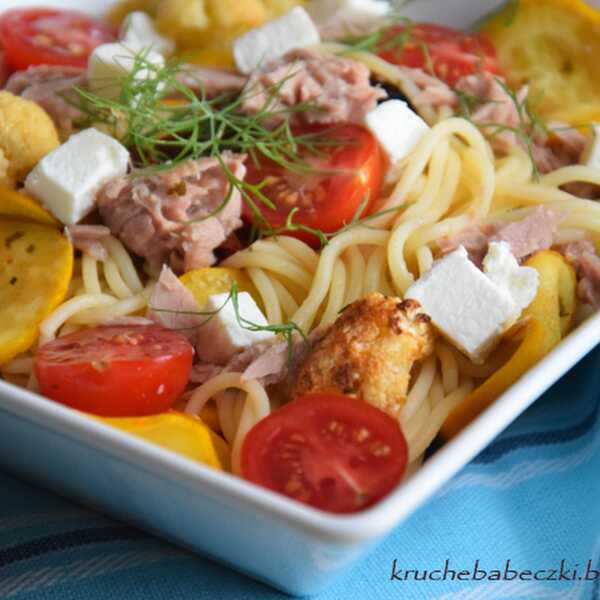 Spaghetti z tuńczykiem, fetą i warzywami
