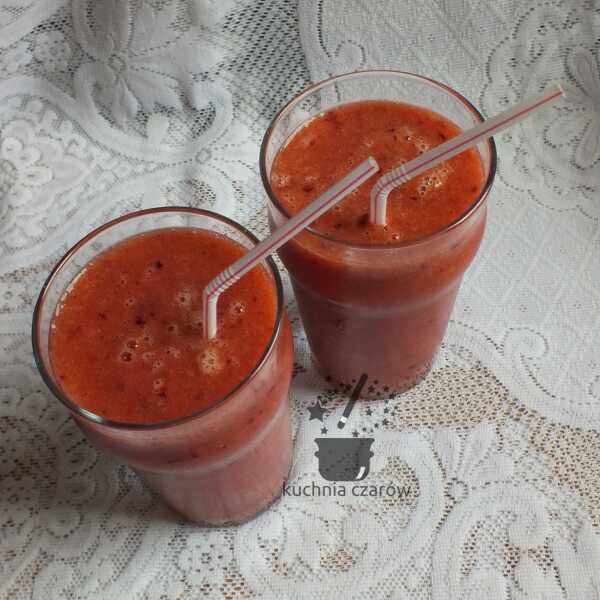 Smoothie owocowo-warzywny z truskawkami