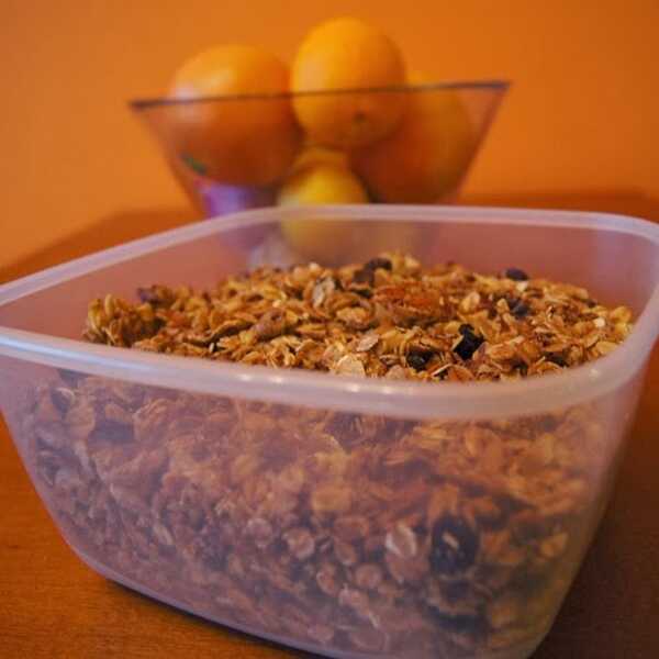 Bakaliowa granola domowej roboty (musli).