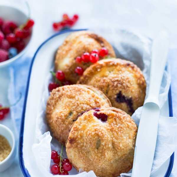 Hand pies - ciasteczka z ciasta kruchego z sezonowymi owocami