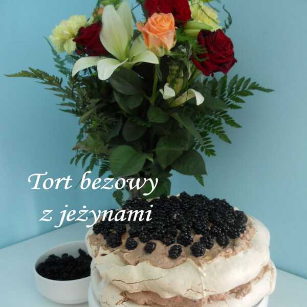 Tort bezowy z jeżynami