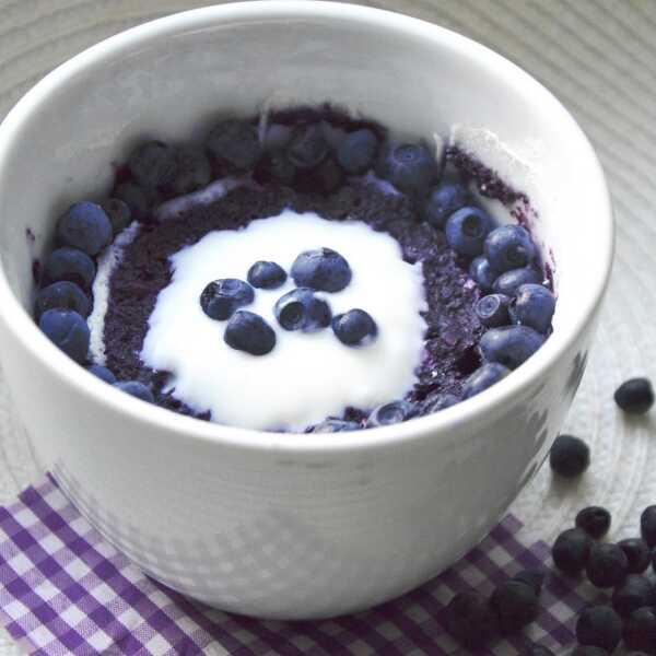 Jagodowy mug cake