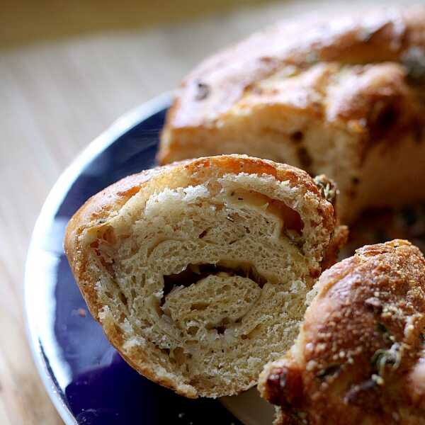 Wieniec drożdżowy ze świeżym tymiankiem i parmezanem