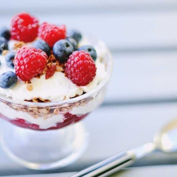 Rozpieszczanie na śniadanie (granola z jogurtem greckim i owocami)