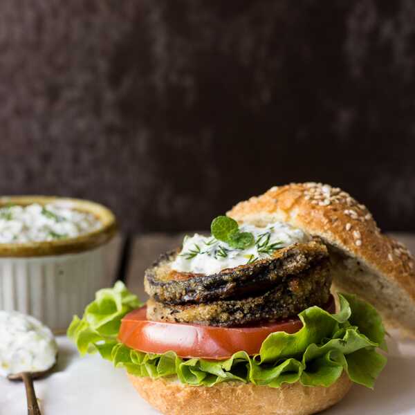 Burgery z bakłażanem w orzechowej panierce i tzatziki