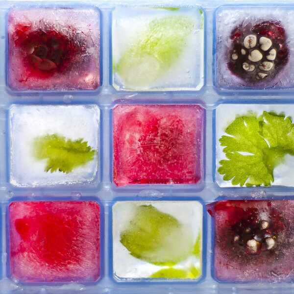 Woda pietruszkowa i kostki lodu z ziołami i owocami na ochłodę
